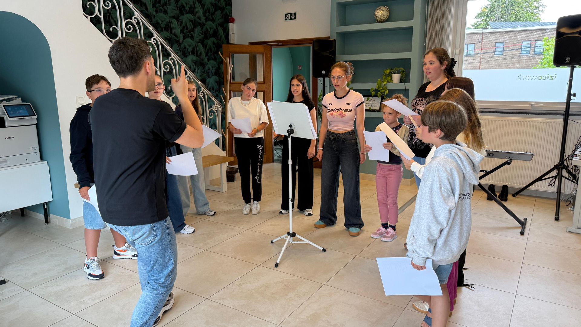 L'équipe pédagogique d'Enki School encadrant un atelier de chant.